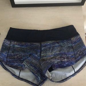 LULULEMON PATTERNED SHORTS